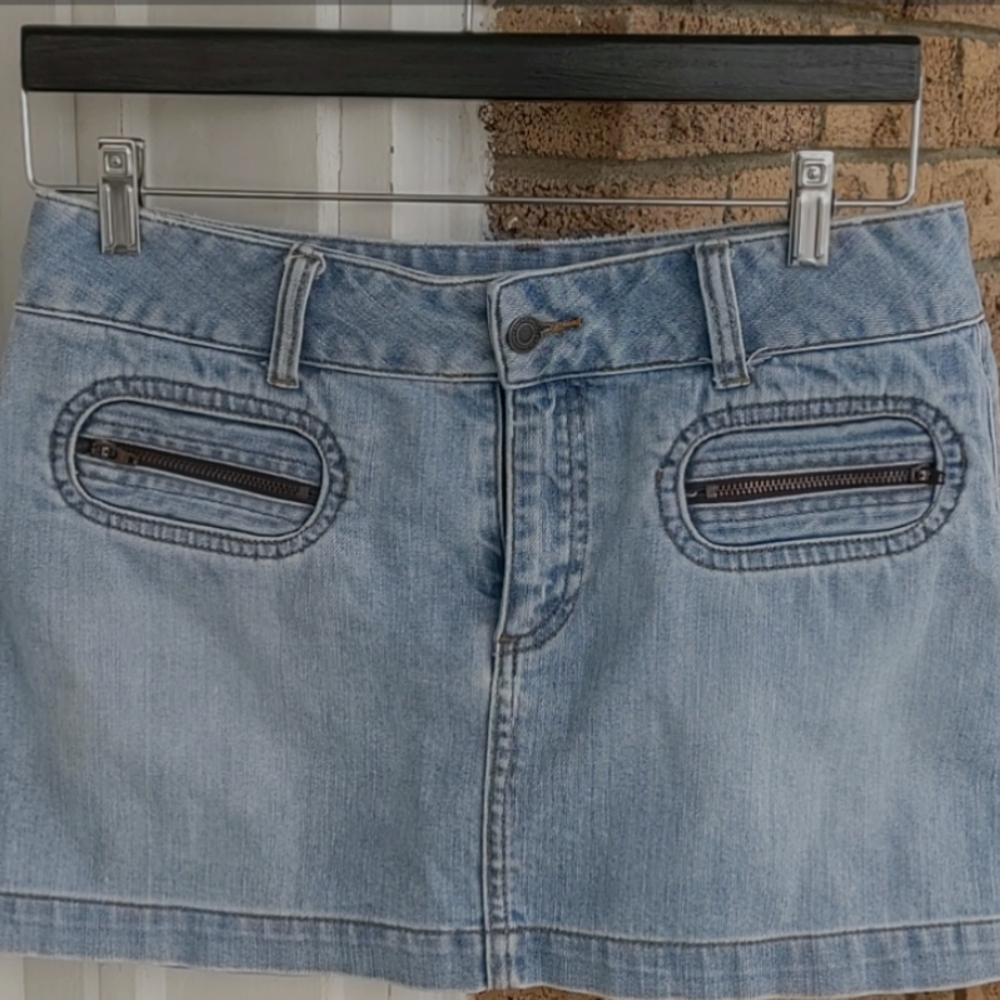 American Eagle Outfitters Light Blue Denim Mini Skirt with Zip Pockets - Picture 3 of 3